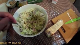 Простой салат с пекинской капусты сухариками и колбасой