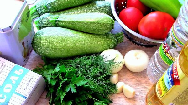Ингредиенты для приготовления жареных кабачков в овощном соусе