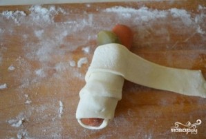 Сосиски в слоеном тесте в духовке - фото шаг 6