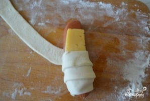 Сосиски в слоеном тесте в духовке - фото шаг 7