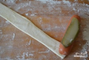 Сосиски в слоеном тесте в духовке - фото шаг 5