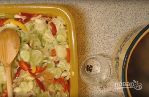 Салат из помидор и огурцов на зиму - фото шаг 4