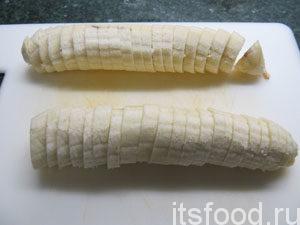 Бананы нарезать на ломтики.