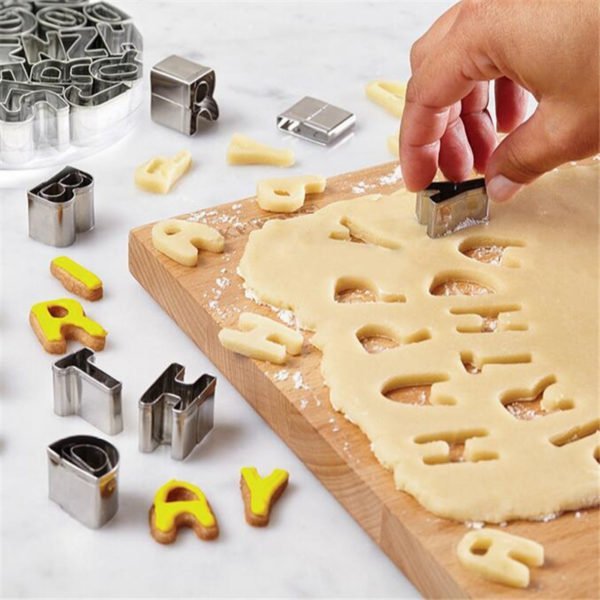Вырезание букв формами для печенья