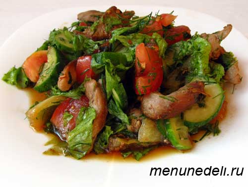Сытный салат с мясом овощами помидорами огурцами и перцем