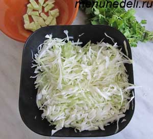 Мелко нашинкованная белокочанная капуста для салата