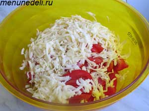 Потертый сыр добавлен к мелко порезанным помидорам
