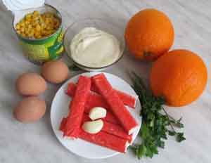 Ингредиенты для салата из крабовых палочек и апельсина