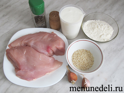 Ингредиенты для приготовления куриного филе в кефире с кунжутом