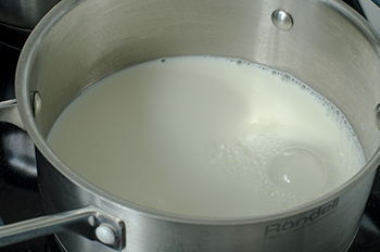 Вскипятить 100 мл молока с щепоткой соли и кусочком сливочного масла 