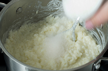 В готовый рис добавить сахар