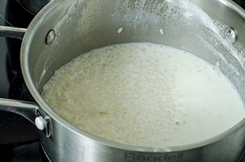 В кипящее молоко всыпать рис