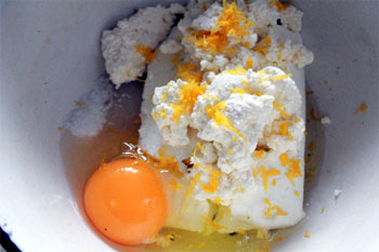 Выкладываем в миску творог яйцо сахар ваниль сок лимона и цедру