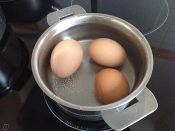 Отварить яйца немного остудить под струей холодной воды
