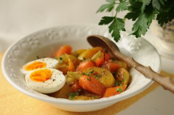 Перемешать все ингредиенты заправить салат соусом добавить вареные яйца
