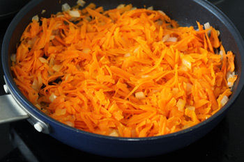 Морковь тертая на крупной терке добавляется к обжариванию лука