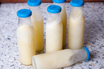 Замороженное молоко в бутылках
