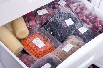 Замороженные ягоды в морозилке