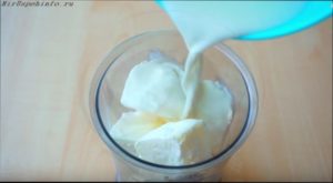 Взбейте йогурт со мороженным