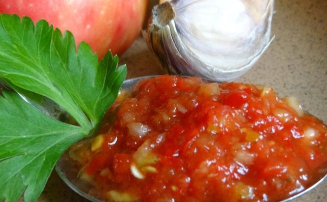 Легкая аджика с помидорами и яблоками