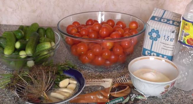 рецепт ассорти из помидоров и огурцов на зиму с укропом и чесноком