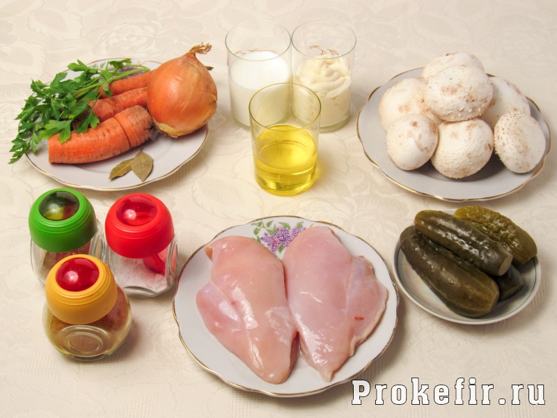 Салат обжорка с курицей и грибами с легким кефирным соусом: фото 1