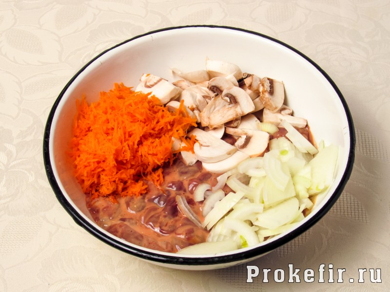 Теплый салат с куриной печеню и грибами с овощами и кефирным соусом: фото 4