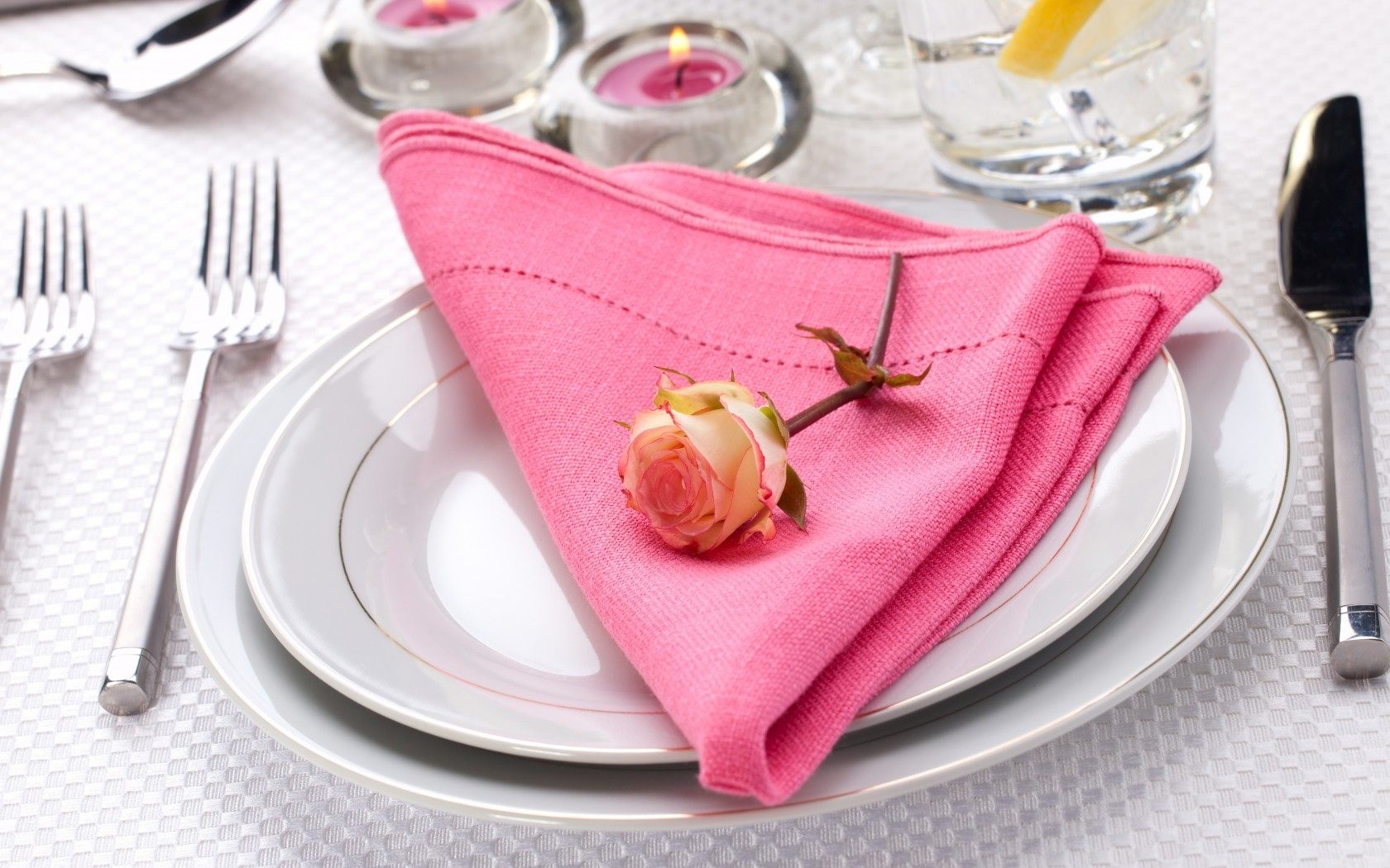 Украшение стола розовой салфеткой