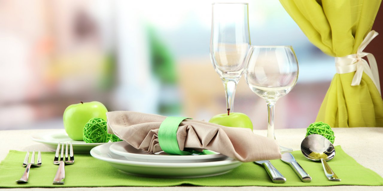 Сервировка стола в зеленом цвете