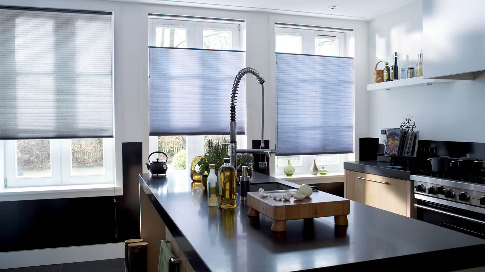 Бумажные шторы на кухне