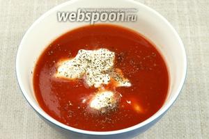 Приготовить соус: соединить 2 стакана томатного сока и 4-5 столовых ложек сметаны, добавить по вкусу соль и чёрный перец.