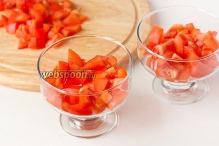 В порционные креманки (на 2 порции) выкладываем половину нарезанных помидор.