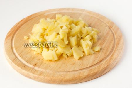 Остуженный картофель чистим, нарезаем мелкими кубиками. 