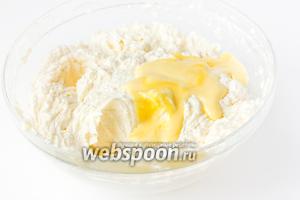 Когда сахар будет введён в крем — вливаем также постепенно, не прекращая взбивать, взбитые ранее желтки.