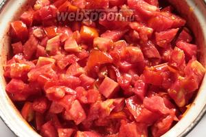 А ещё через 10 минут мелко порезанные помидоры и уксус. Варить салат ещё 10 минут.