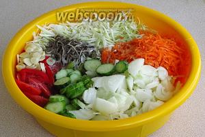 Подготовленные овощи поместить в большой таз и посыпать молотым перцем и солью.