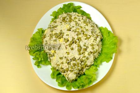 На плоское блюдо выкладываем четыре крупных листа салата, на них — полученную салатную смесь, придавая форму туловища ежа.