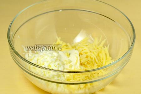 Белки яиц натираем на тёрке, также и твёрдый сыр, смешиваем с майонезом и вторым зубчиком чеснока, выдавленным через пресс.