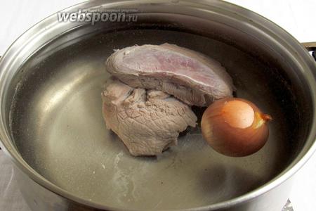 Мясо хорошо промыть, залить холодной водой, добавить хорошо промытую маленькую луковичку целиком и поставить варить. Обязательно снять пену.
