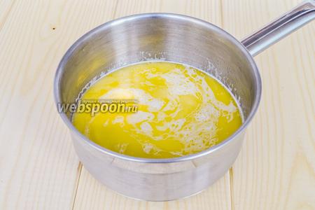 Масло сливочное, воду и щепотку соли поместим в кастрюлю и будем нагревать до кипения.