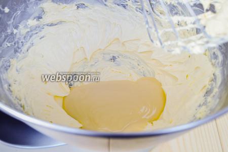 Займёмся приготовлением крема. Размягчённое масло взбить и добавлять к нему сгущёнку, не переставая взбивать. Взбивать до получения нежного крема.