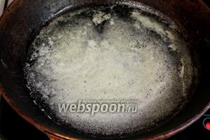 Сначала почистим и промоем грибы. На сковороде разогреем сливочное масло с добавлением растительного.