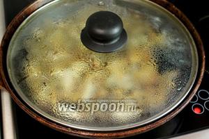 Перемешиваем грибы с луком и накрываем крышкой, убавив огонь или совсем отключив плиту (электрическую). Если хотите, чтобы соус был жидким, добавьте немного воды. Тушим минут 7. В конце добавляем мелко нарезанный зелёный лук.