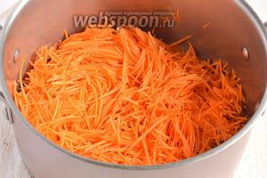 Морковь очистить и натереть на тёрке для моркови «по- корейски».