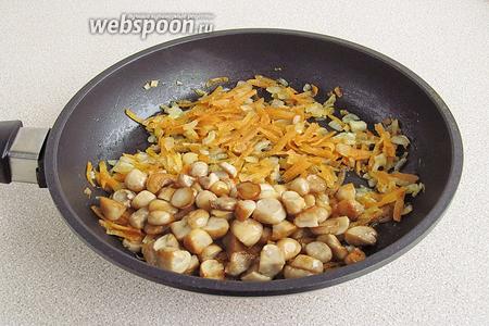 Соединить грибы с луком и морковью и потушить вместе 5 минут. 