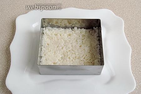 Салат выкладывать слоями. В формовочное приспособление сначала выложить слой риса с майонезом и разровнять.