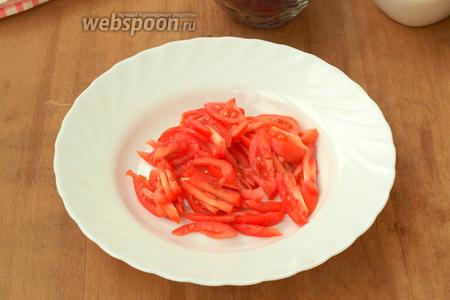 Нарезать помидоры соломкой. Лучше взять плотные помидоры, чтобы с них не было много сока.