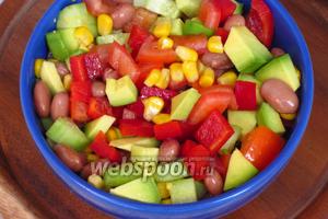 Овощи выложить в салатник, добавить фасоль и кукурузу.
