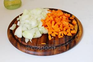 Лук и морковь нарезать мелким кубиком и обжаривать в масле, в глубоком сотейнике 3-4 минуты, до мягкости.