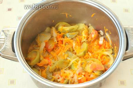 Овощи пересыпать в кастрюлю, налить воду. Варить 15 минут, помешивая ложкой. За 3 минуты до окончания варки в кастрюлю добавить яблочный уксус и перемешать.